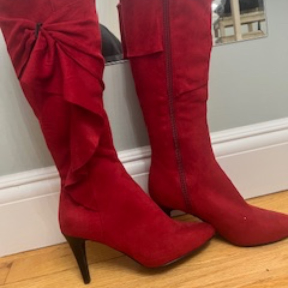 RED SOFT COMFORTABLE STYLISH HEELED BOOT, SIZE 6